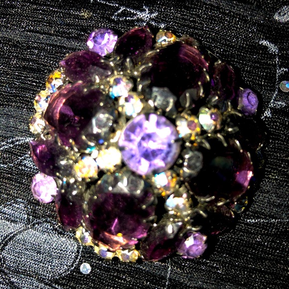 Jewelry - Vintage 2 inch brooch